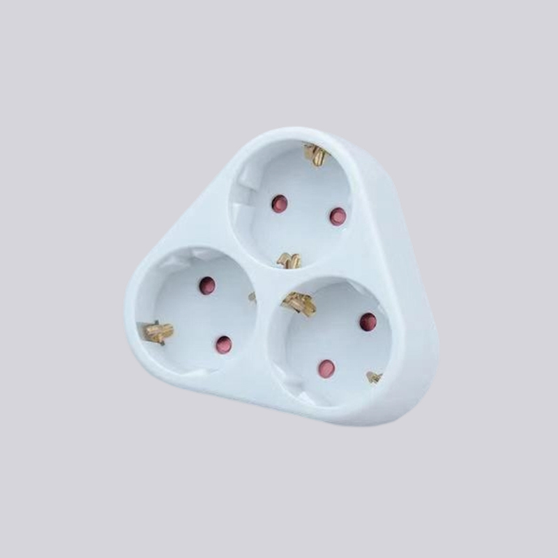 G01-03A german type three round plugs triangular adaptor